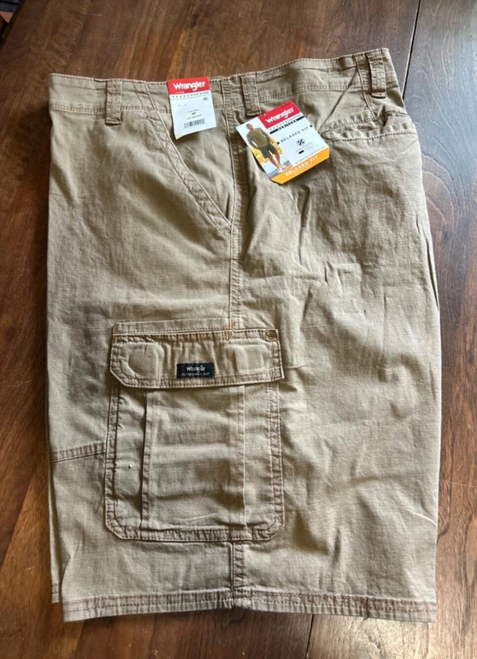 NWT Men’s Wrangler Relaxed Fit Brown Cargo Shorts Size 48